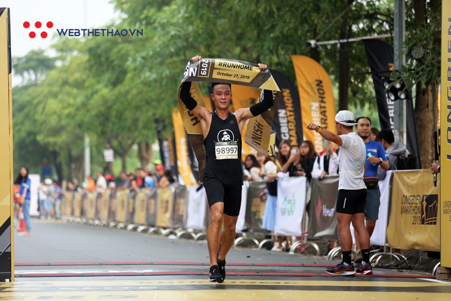 Đáng yêu khoảnh khắc “cựu vương” căng dây đích đón tân vô địch Longbien Marathon 2019 Đáng yêu khoảnh khắc “cựu vương” căng dây đích đón tân vô địch Longbien Marathon 2019